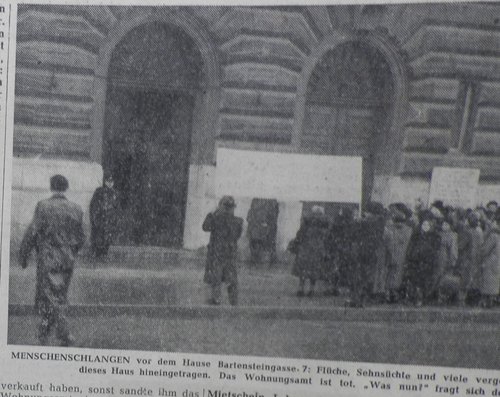 Menschenschlangen vor dem Wohnungsamt